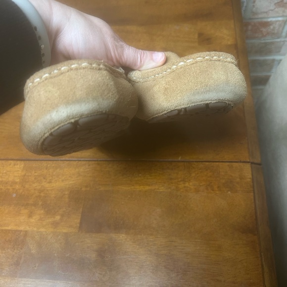 Women’s UGG slippers. - Picture 2 of 6